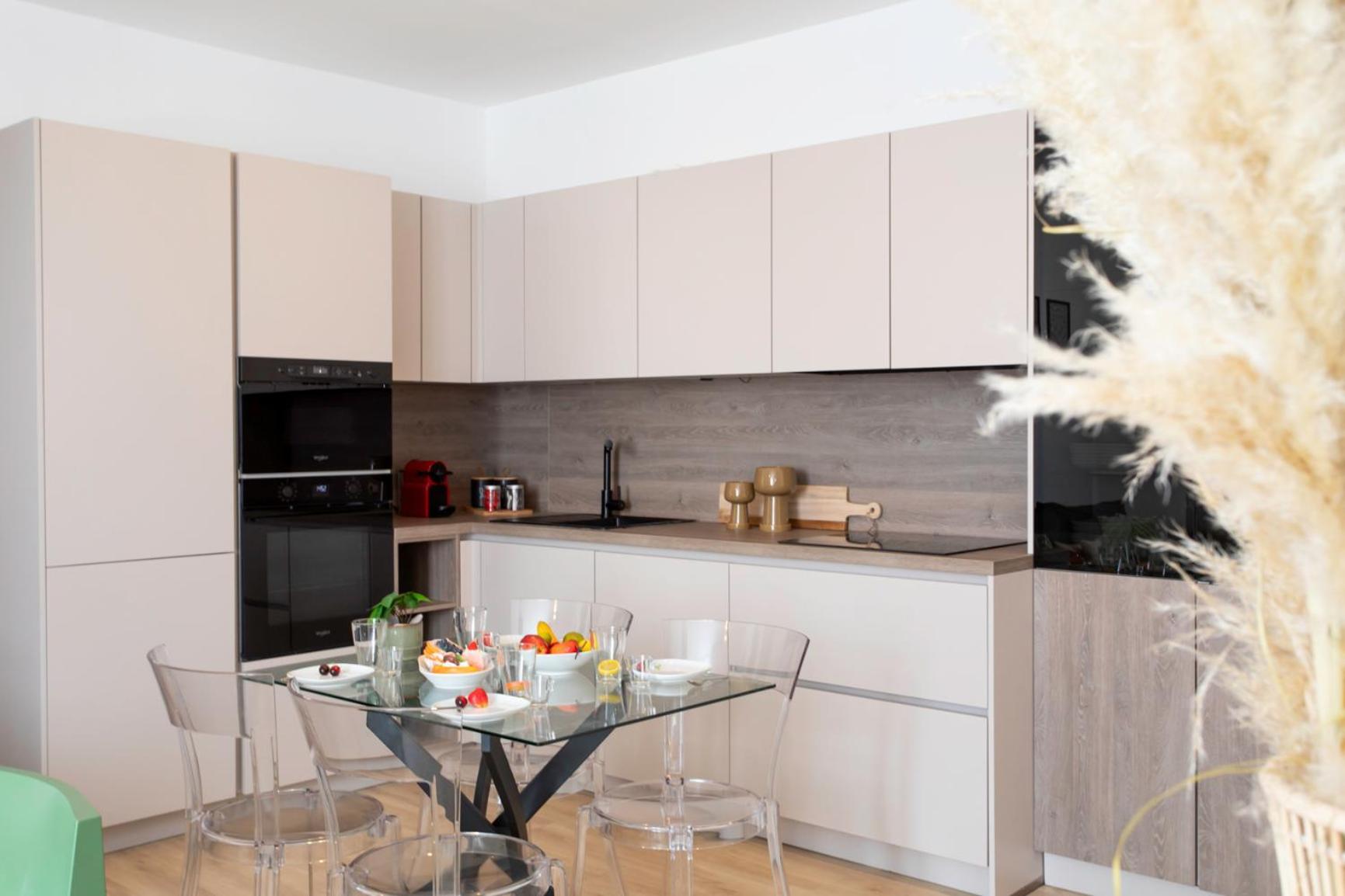 L52 2bdr Massena Central, 2 Min From The Ac Apartment